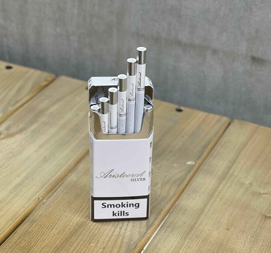 آریستوکرات سفید سیگار زیبا